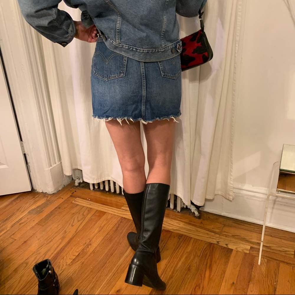 Levis Jean Denim High Waisted Mini Skirt w Frayed Hem Pockets Belt Loops sz 26 - Picture 13 of 16